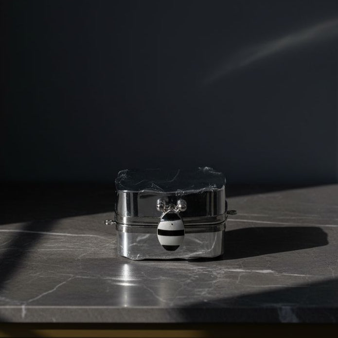 THE SPOTLIGHT CLUTCH SILVER