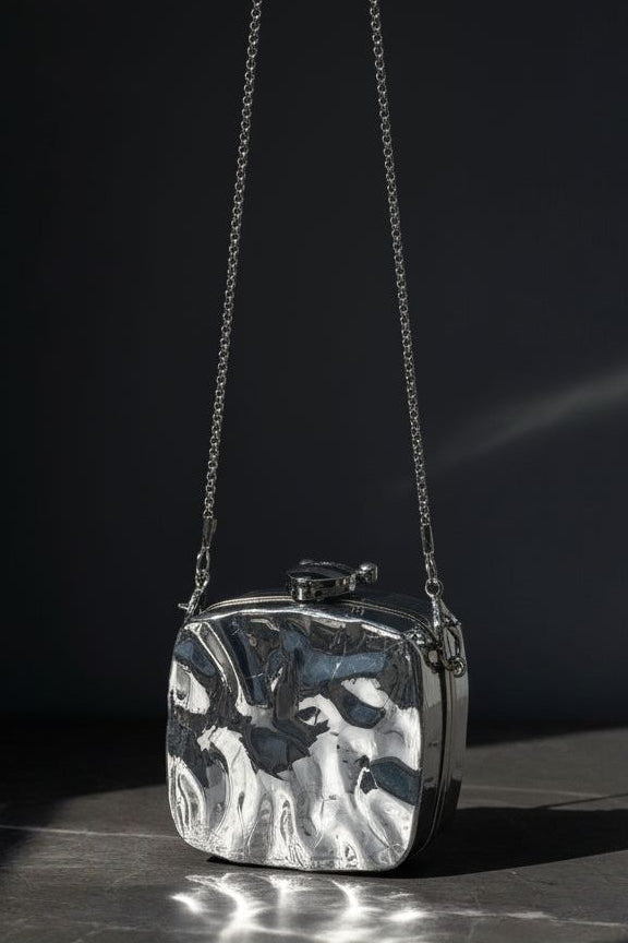 THE SPOTLIGHT CLUTCH SILVER