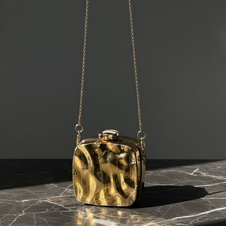 THE SPOTLIGHT CLUTCH GOLD