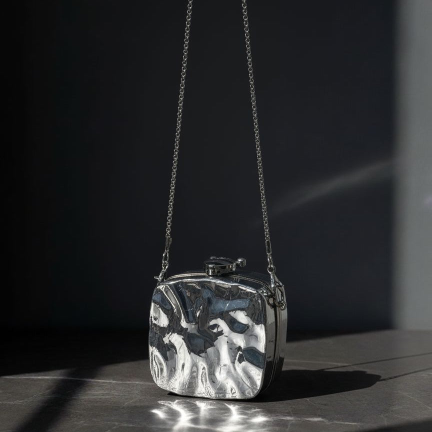 THE SPOTLIGHT CLUTCH SILVER